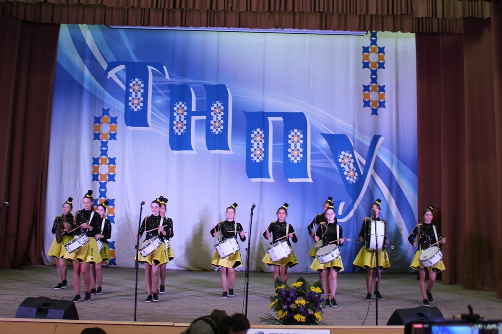 На сцені - мажоретки!